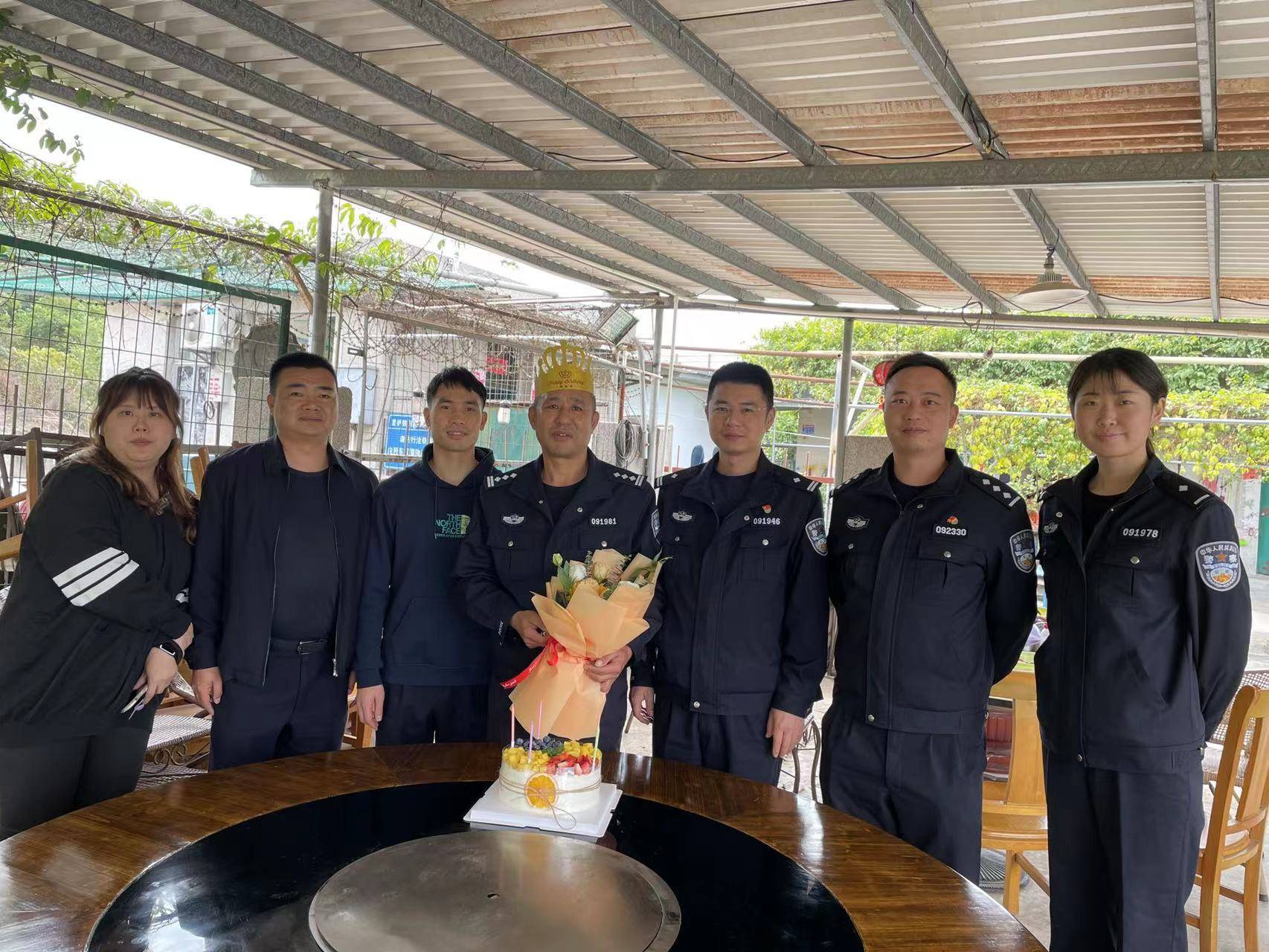 退休之际,党支部组织大家一同到谢岗警务区为冯志生同志庆祝59岁生日