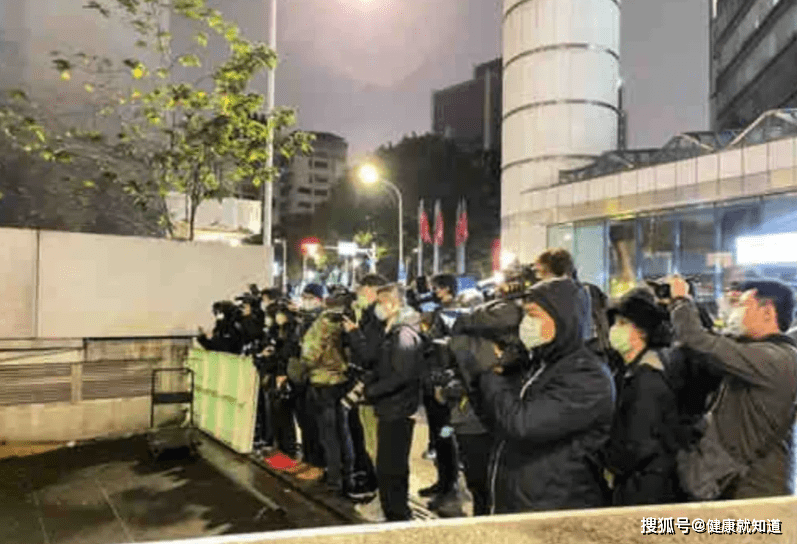 王力宏|台媒曝光王力宏最新动态，圣诞给寒夜中等待的大批媒体记者送热饮