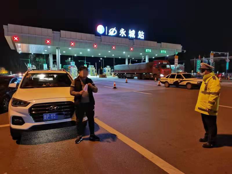 时30分许,他带领中队人员张宁,李朝阳等在德上高速公路永城收费站执勤