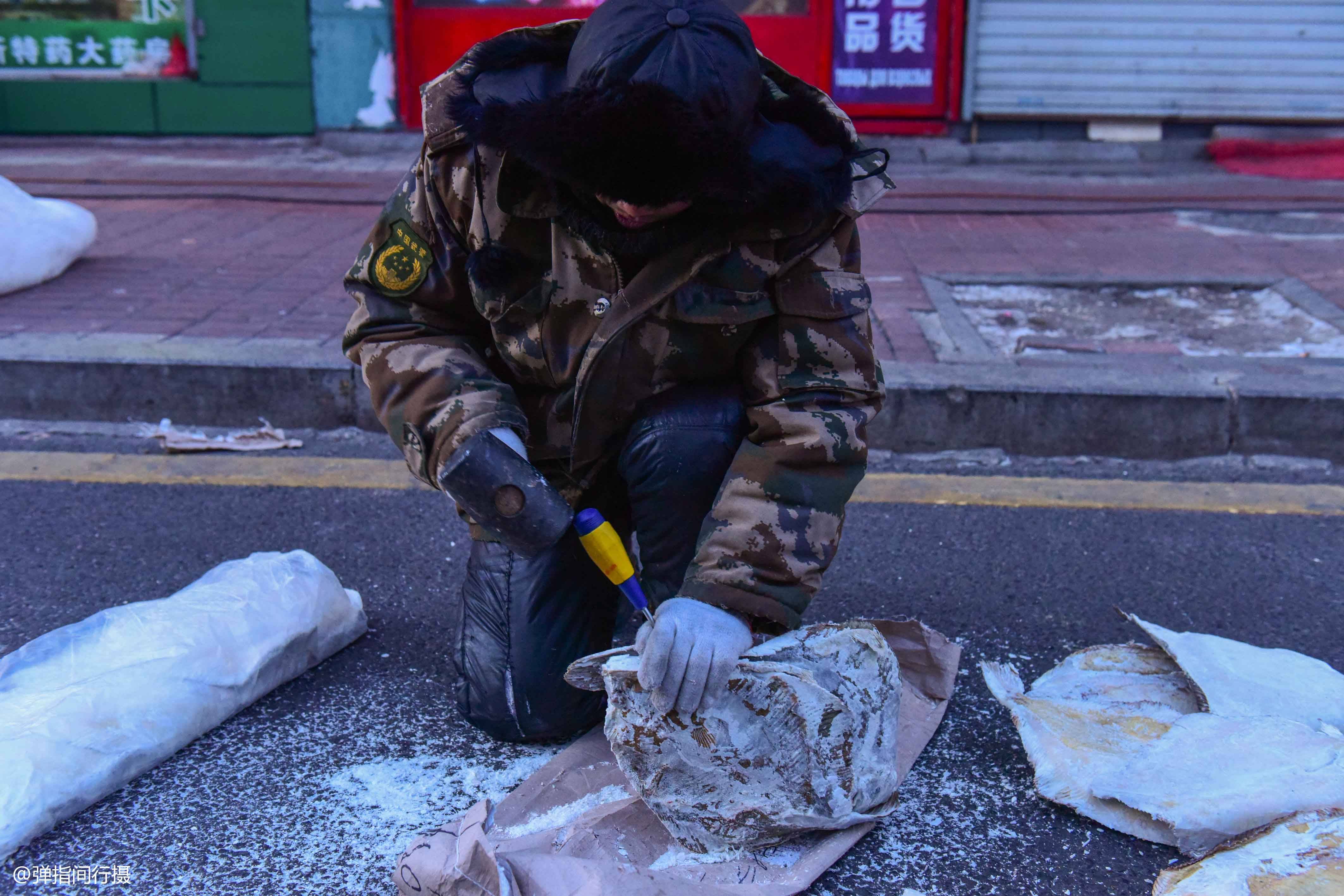 大姐|零下40度的东北早市，大姐自制“御寒神器”，巨型花鞋很吸睛