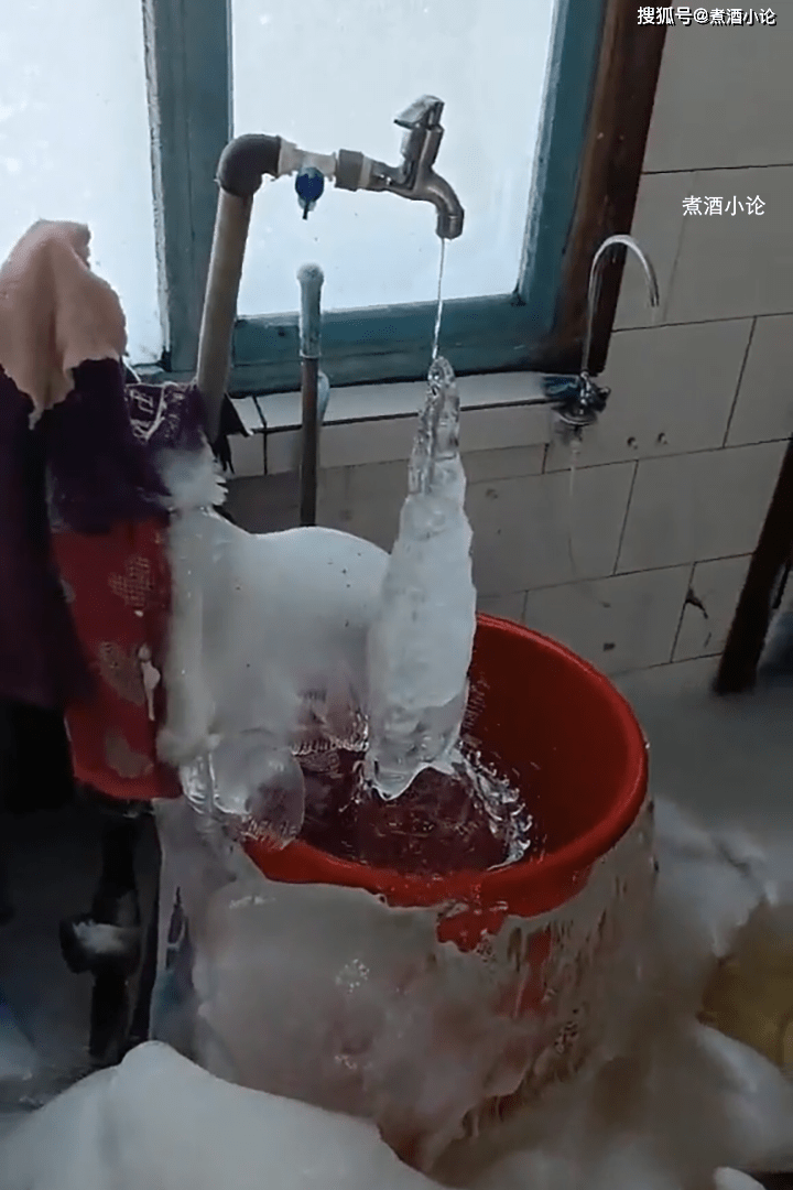 东北一户人家水龙头冻裂,地面被冰封几十公分厚,俨然室内滑冰场_处理