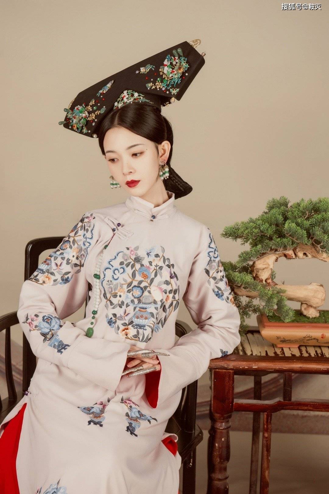 陈瑶古代服装韵味十足,深宫红墙庆新年-搜狐大视野-搜狐新闻