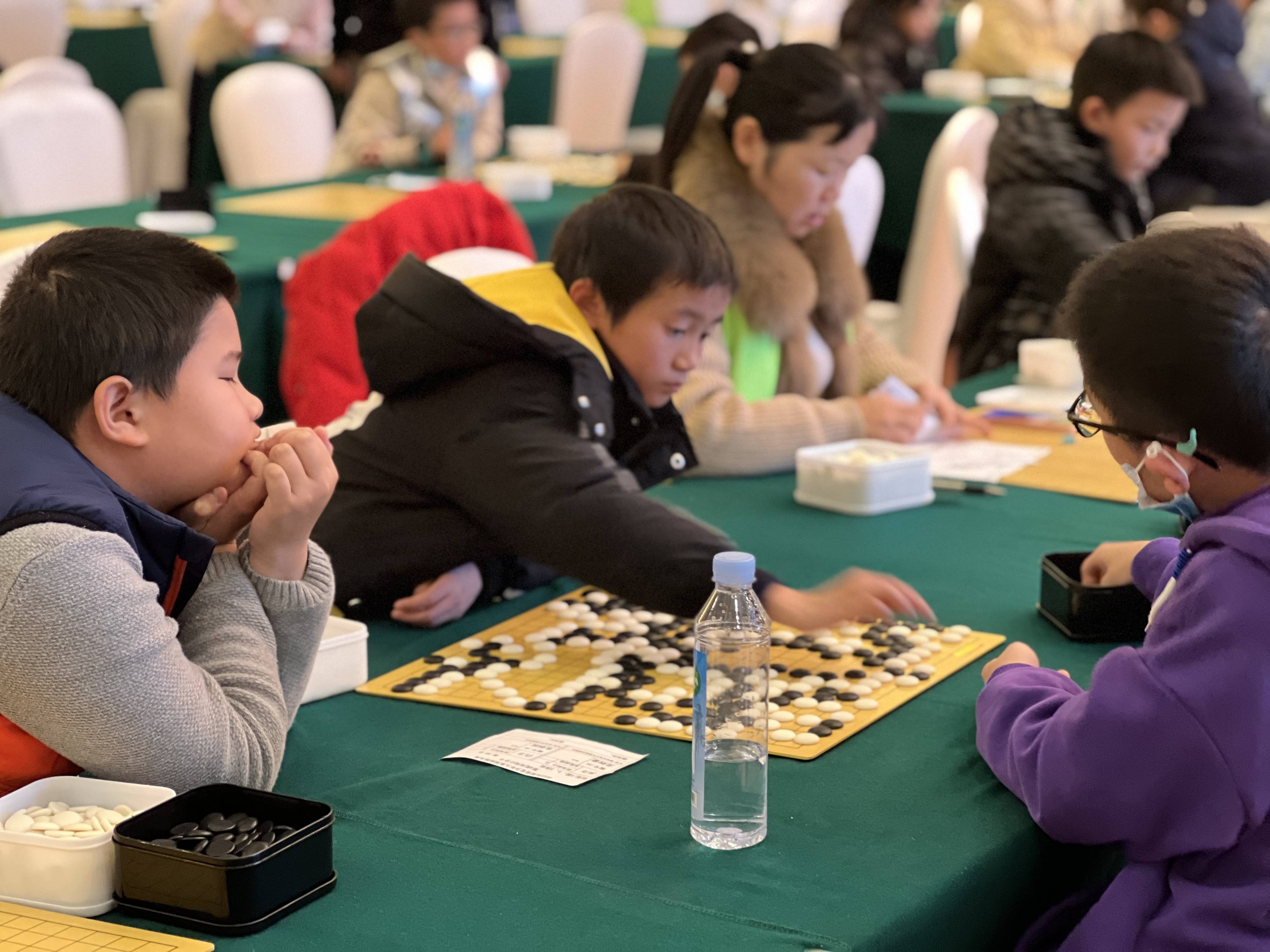 黑白对决 500余名少年儿童围棋高手棋聚张家界