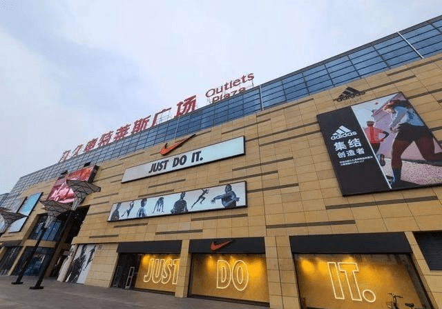 原创扬州唯一轻奢商城本该热闹非凡却异常冷清商铺多是空置