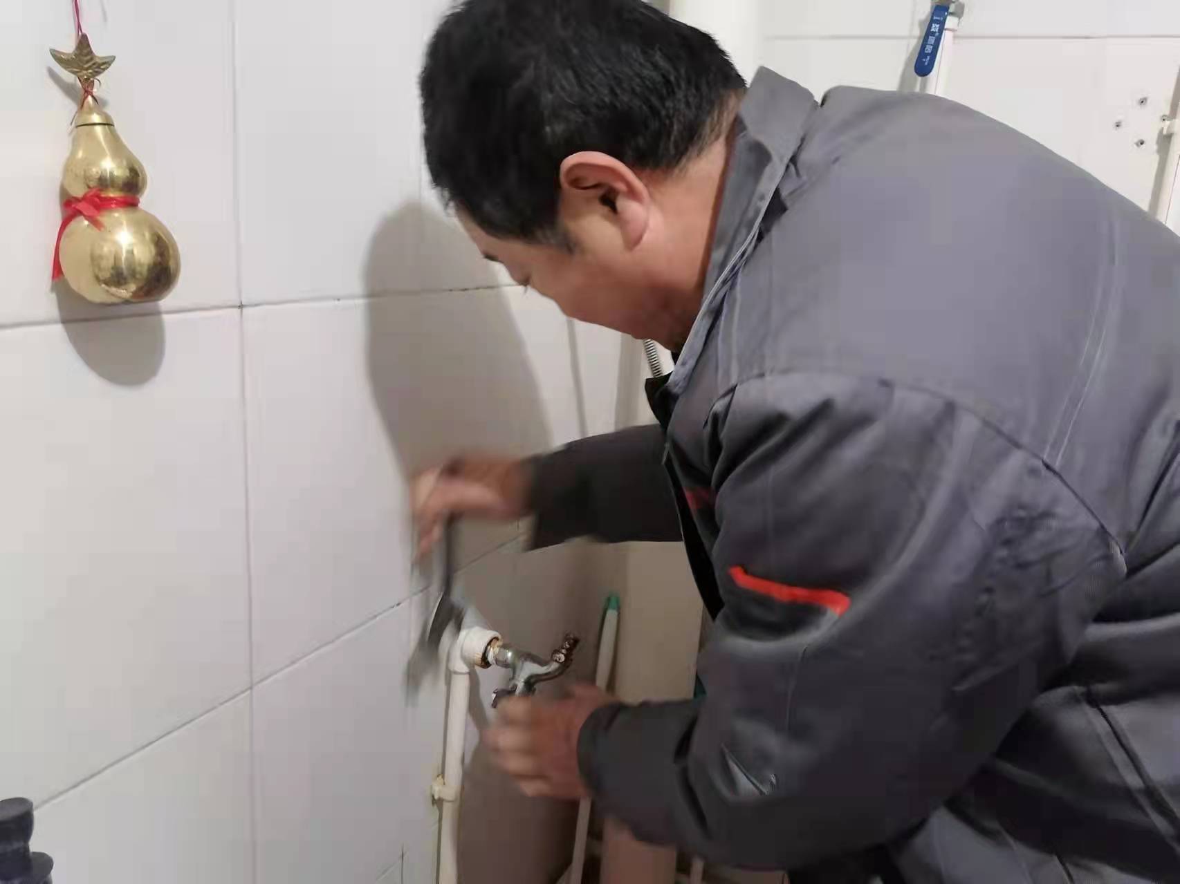 德州红色物业热心佳居物业上门给业主更换水龙头