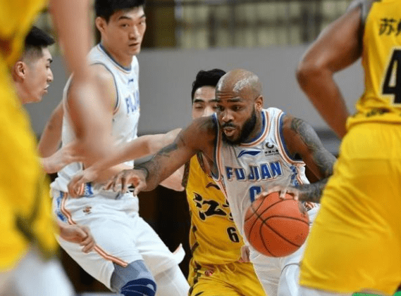 一战|疯狂出手31次只拿22分！CBA得分王被打回原形 他就是个大刷子