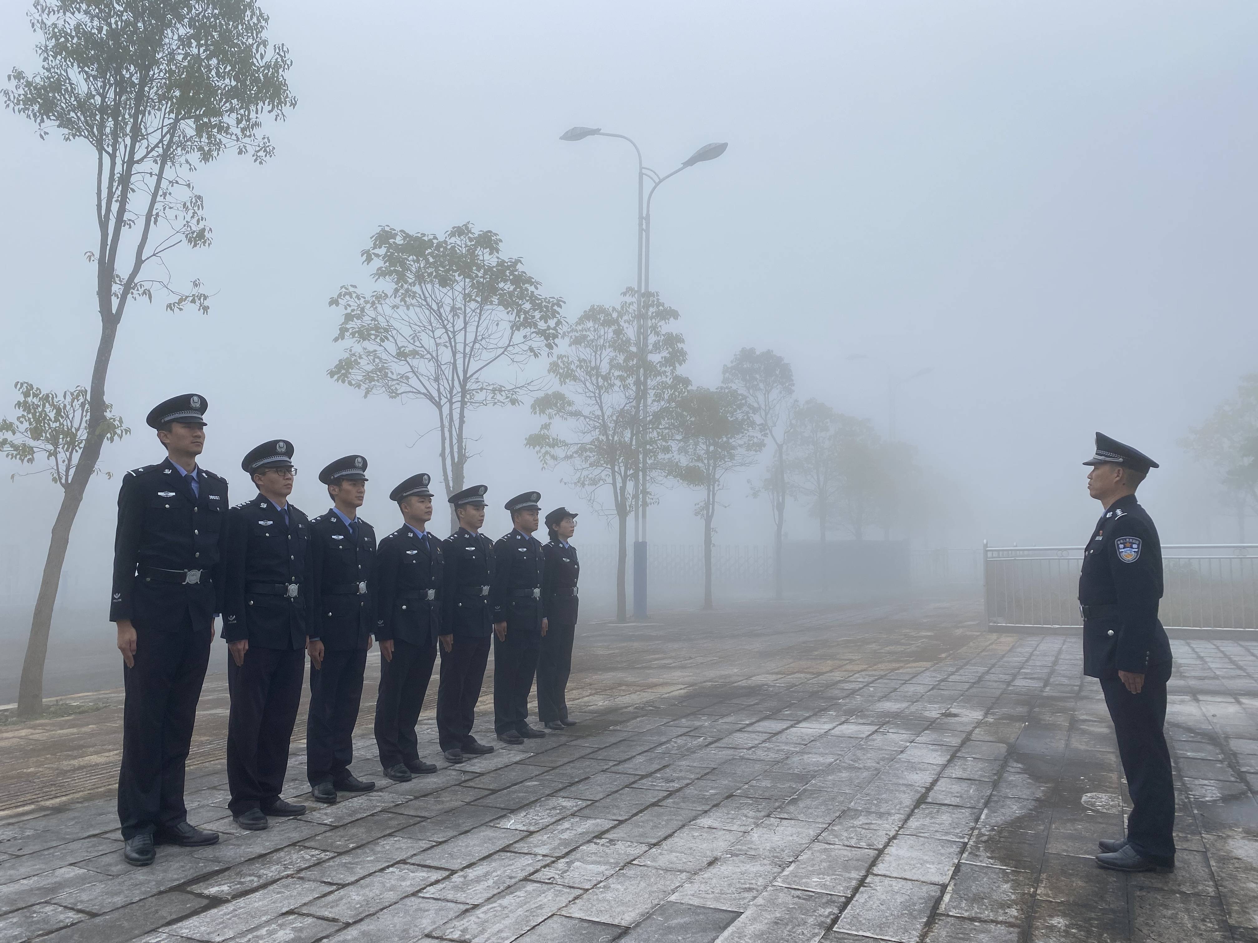 在雄壯嘹亮的國歌聲中,國旗在中國都龍口岸冉冉升起,迎風飄揚,全體民