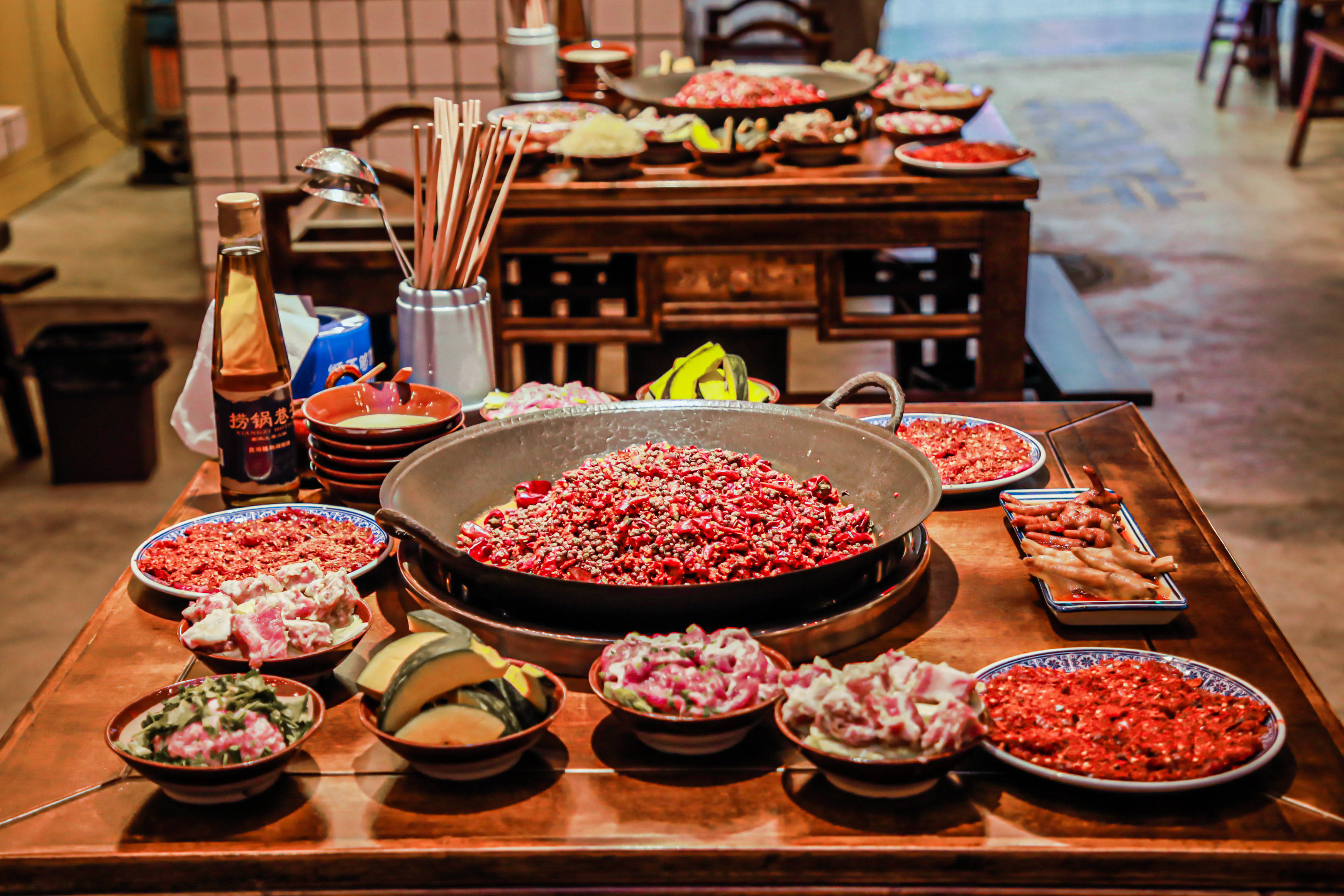 土灶土碗条凳瓷砖 捞锅巷子还原90年代的传统重庆老火锅_凤爪_系列