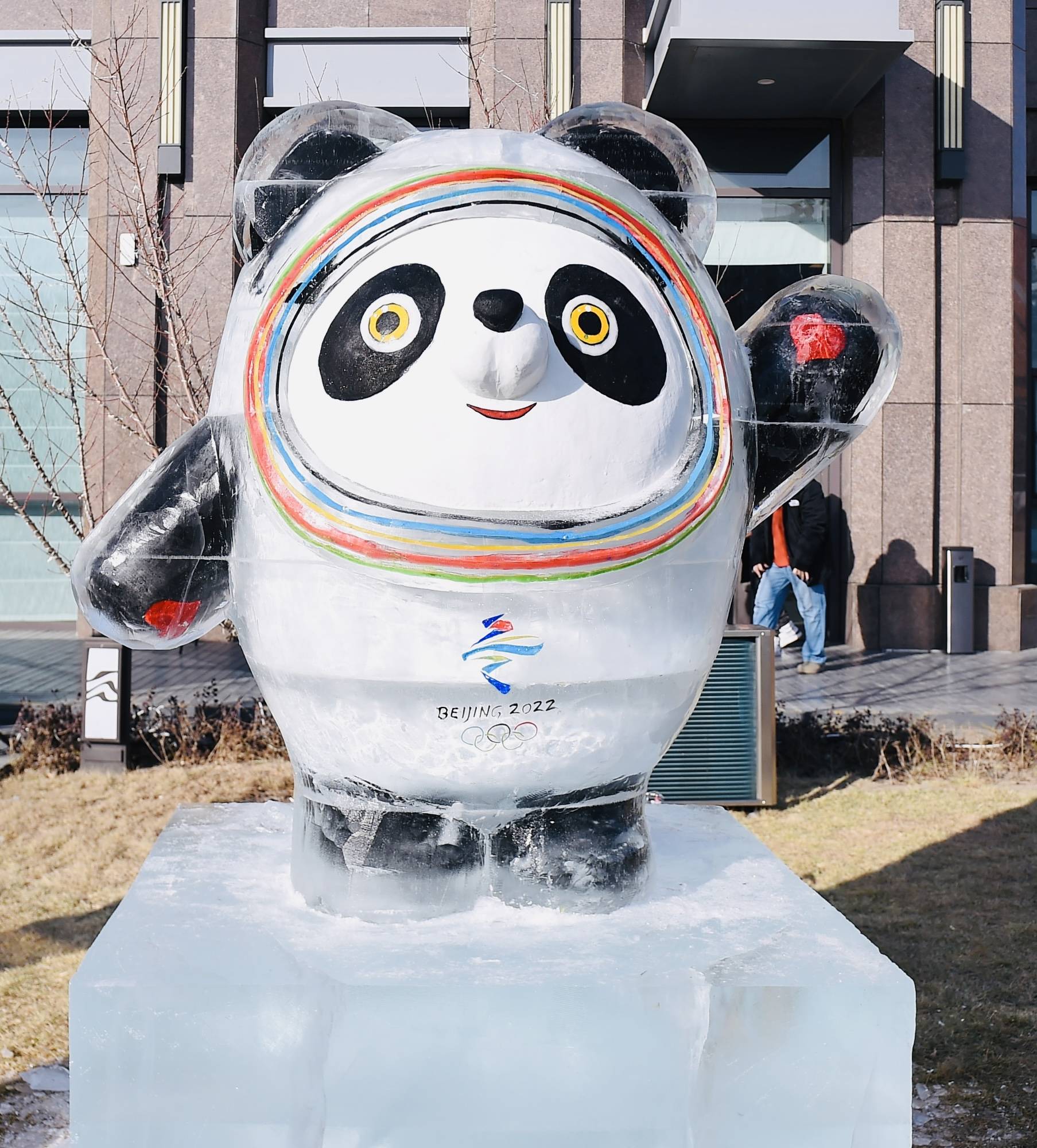 2022年1月8日,黑龙江艺术家刘德臣艺术冰雕作品2022北京冬奥会吉祥物