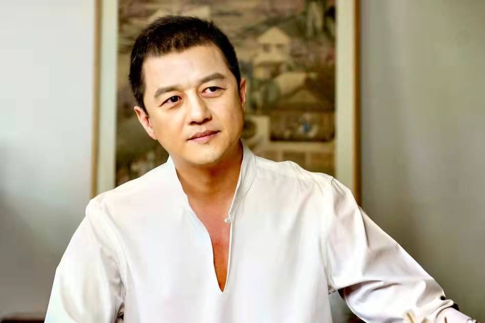 原创50岁的李亚鹏和小19岁女友同框被拍两人疑似在拍婚纱照