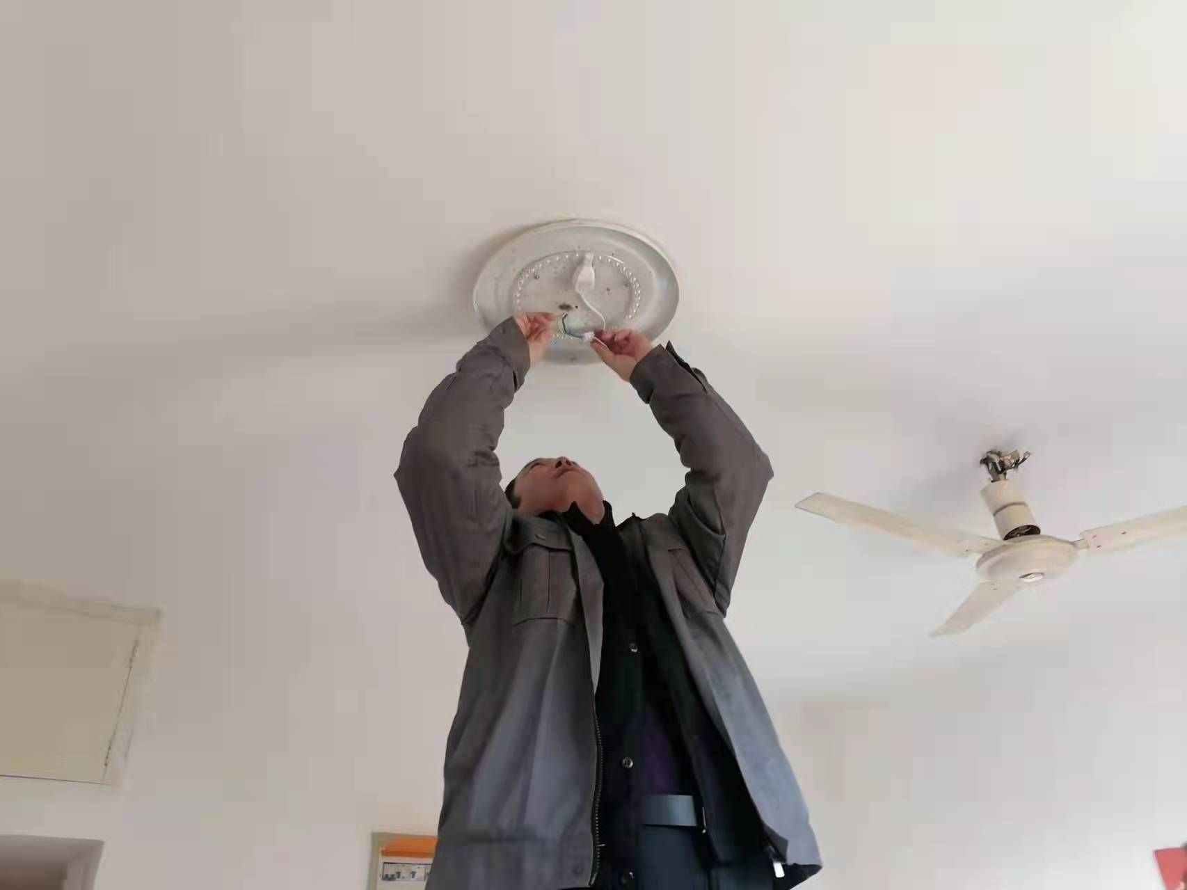 德州红色物业党校小区物业上门给业主更换吸顶灯