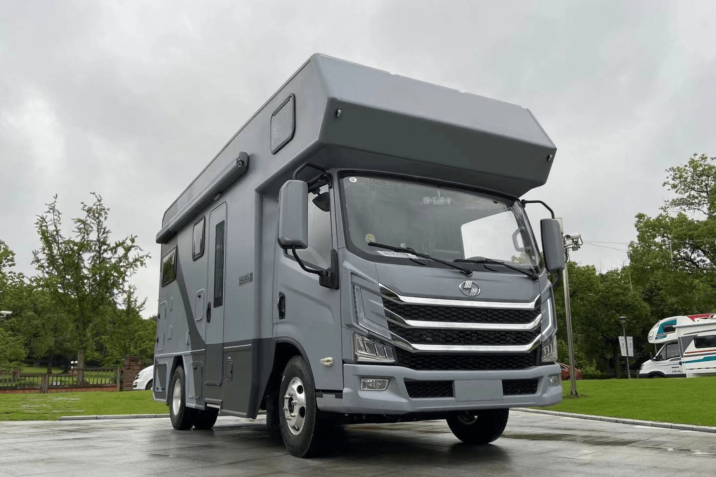 今天,我们就来聊聊:基于轻卡,厢式货车底盘改装而来的房车,到底是不是