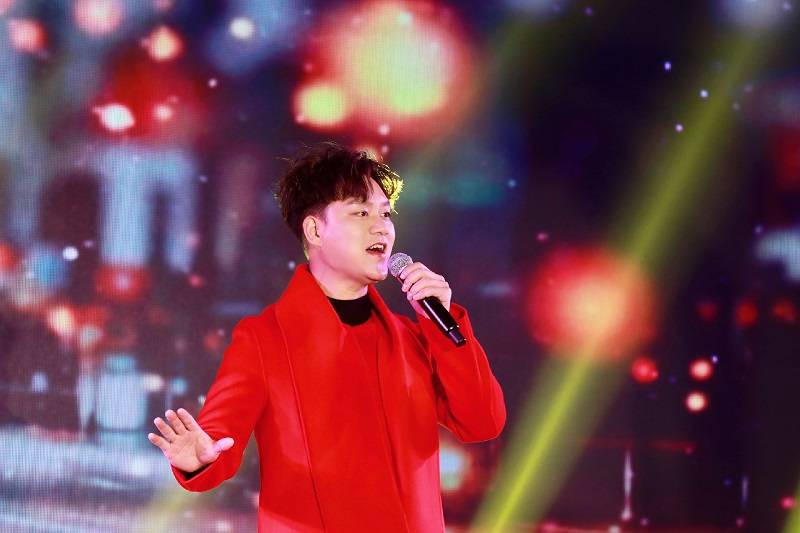 2022中国教育台春晚洛琦演唱《走在回家的路上,爱不