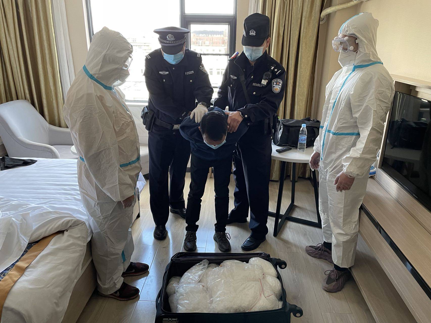 昆明铁路警方查获冰毒34.87公斤 抓获现场画面曝光