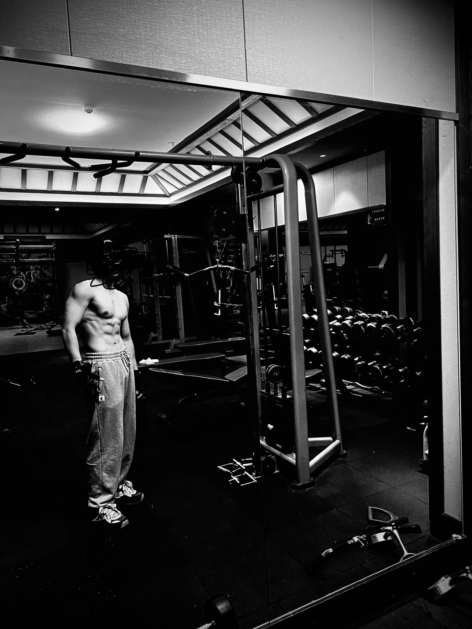 张新成健身房黑白对镜照 八块腹肌身材超绝