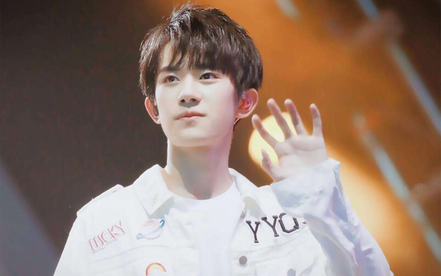 原创易烊千玺主演电影票房破百亿爱国主义情怀激发春节消费热情