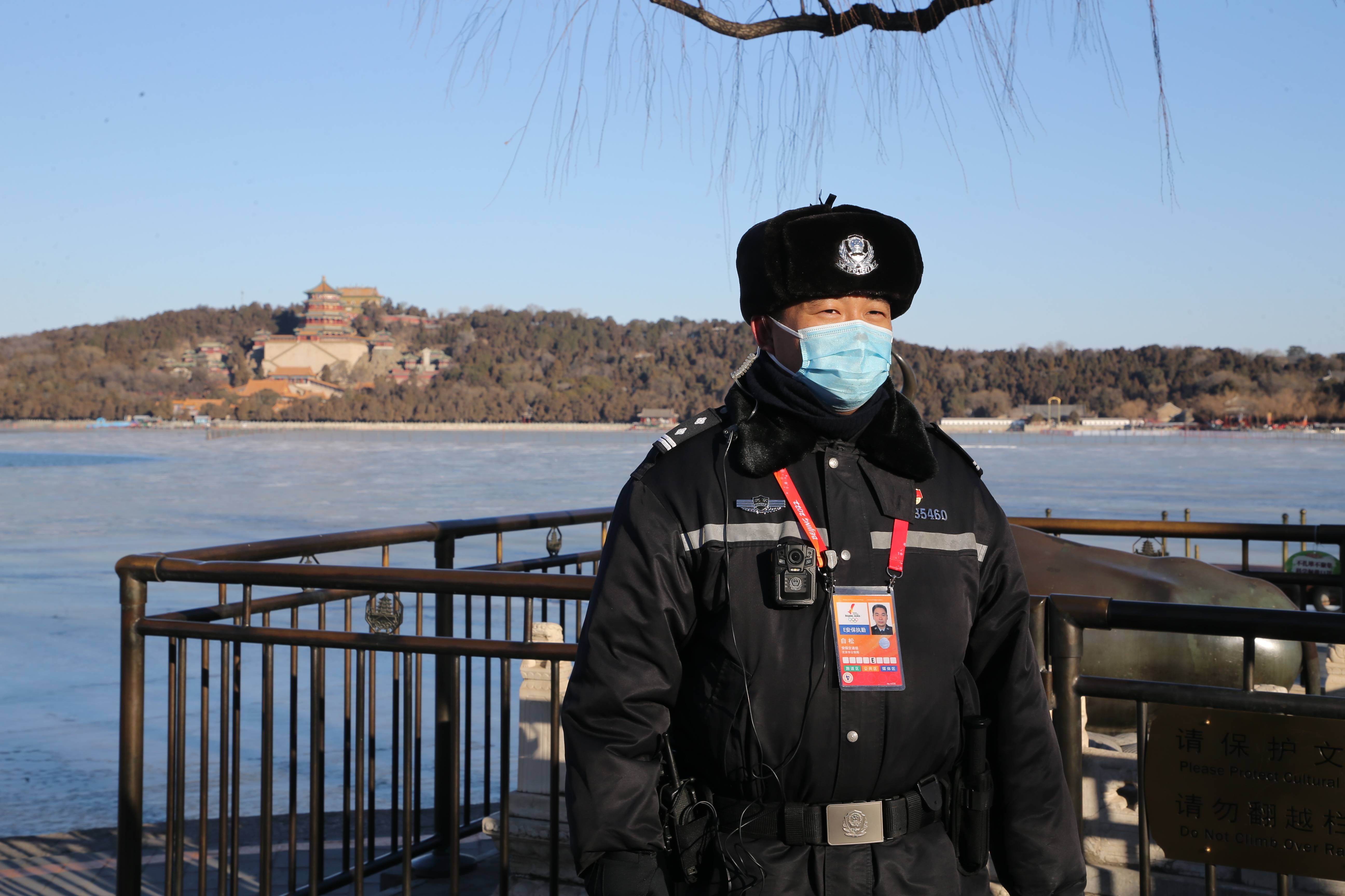 "一晃14年,我又成了北京冬奥会火炬传递安保执勤民警的一员,参与北京