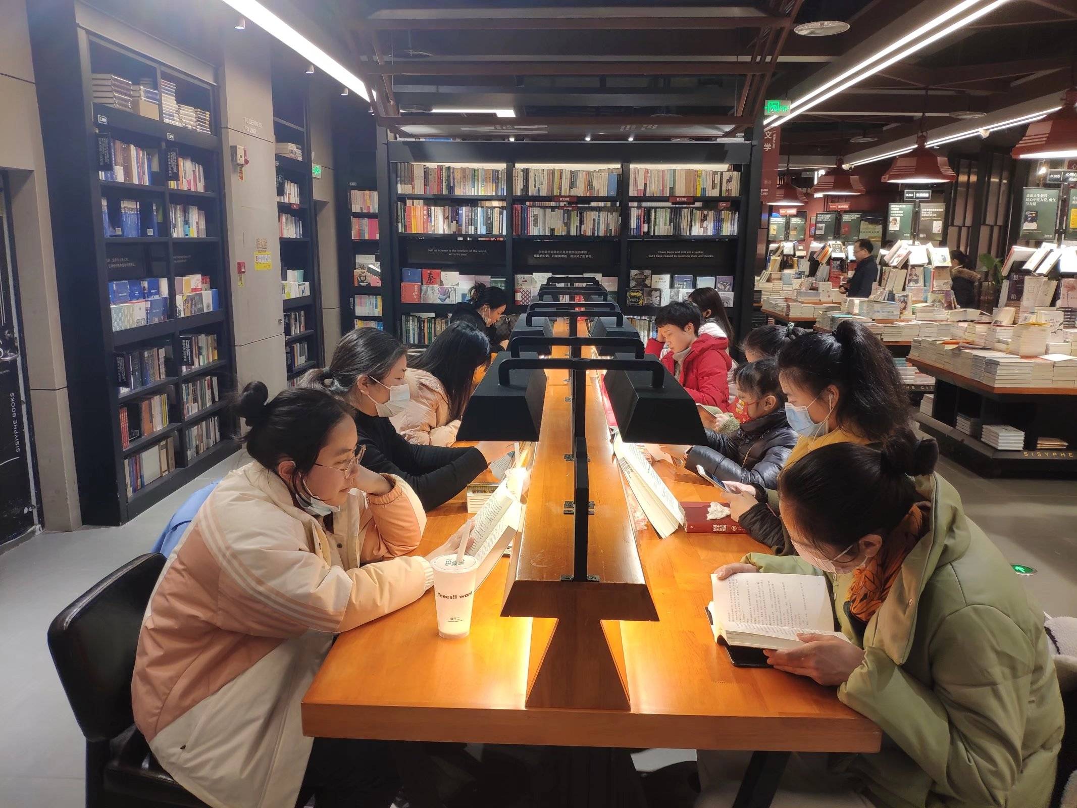 重庆:市民虎年逛书店读书"充电"_新华书店_杨家坪_九龙坡区