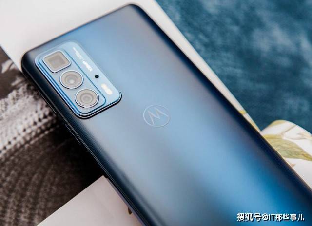 外观像iPhone13 Pro 售价2199元起 搭载天玑900的荣耀60SE值得买吗？