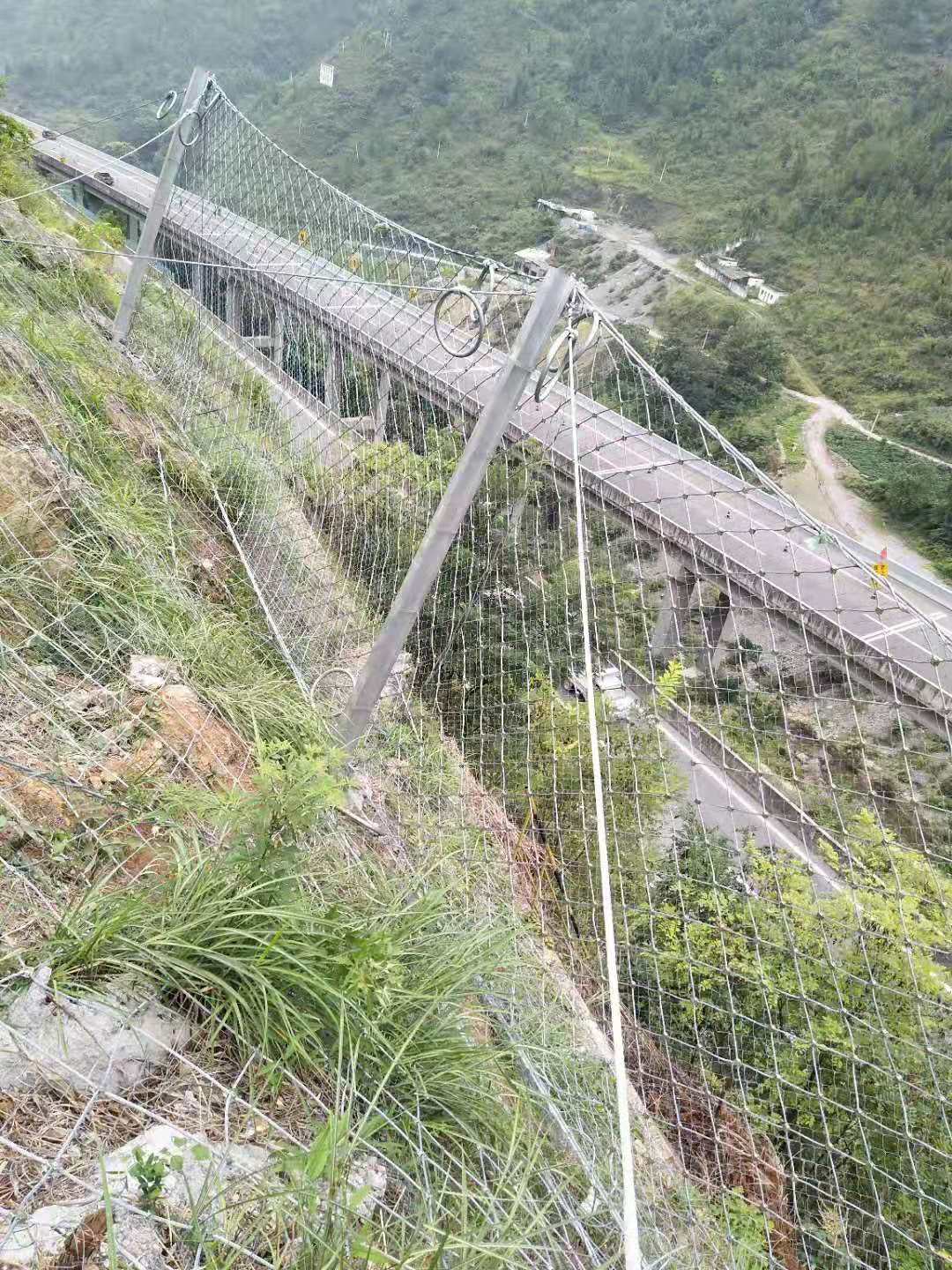 防落石用边坡防护网 太谷防落石用边坡防护网卡扣厚度 钢丝绳 系统 柔性