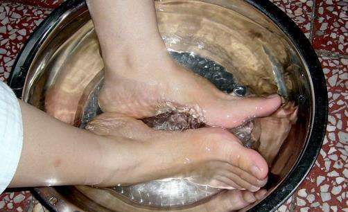 原创每天烫脚脚后跟裂口子怎么回事