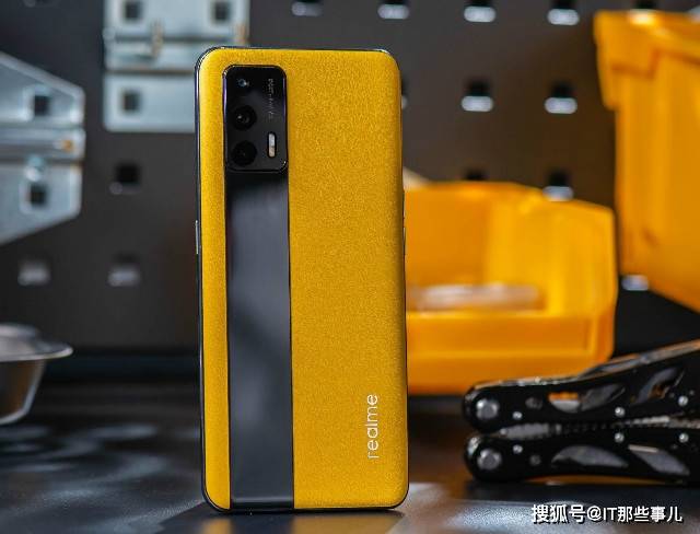 价格相差200块钱 realme GT和中兴Axon30 Pro如何选？