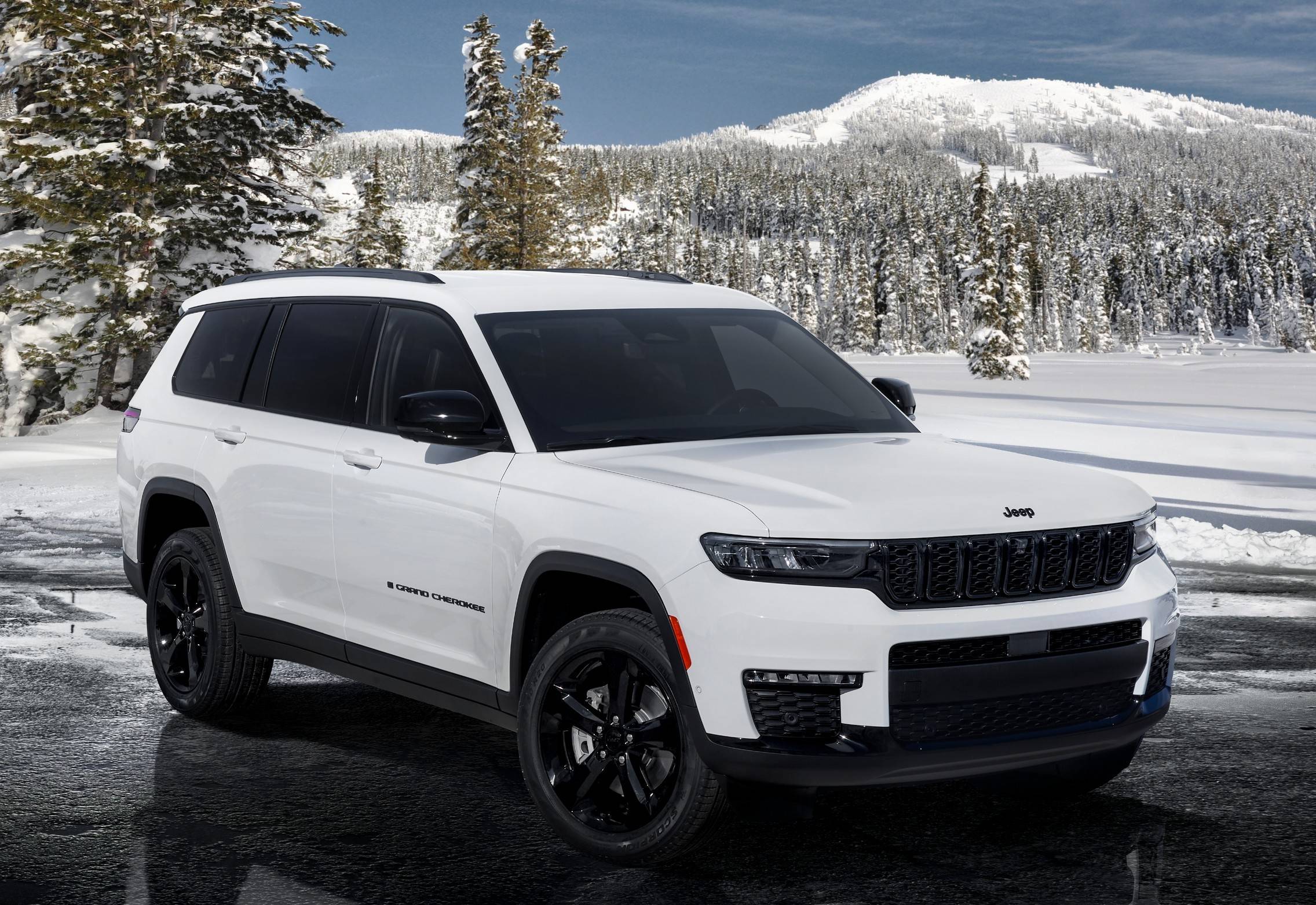 2022年芝加哥车展:jeep 推出全新限量黑色套装的大切诺基 l