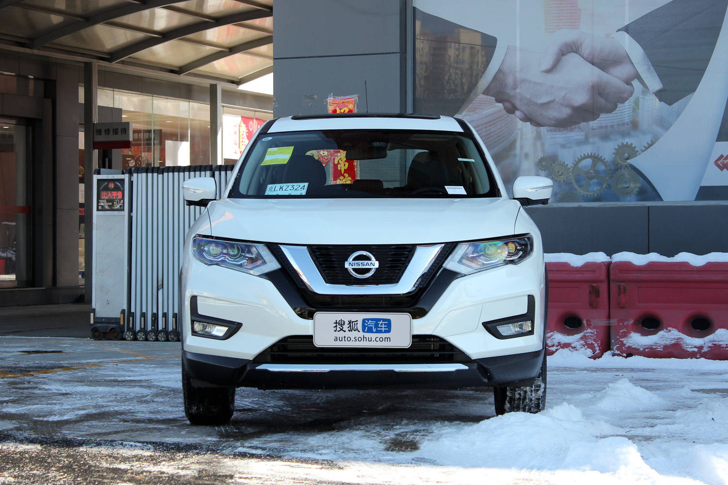 搭载20l四缸发动机郑州日产奇骏荣耀到店实拍