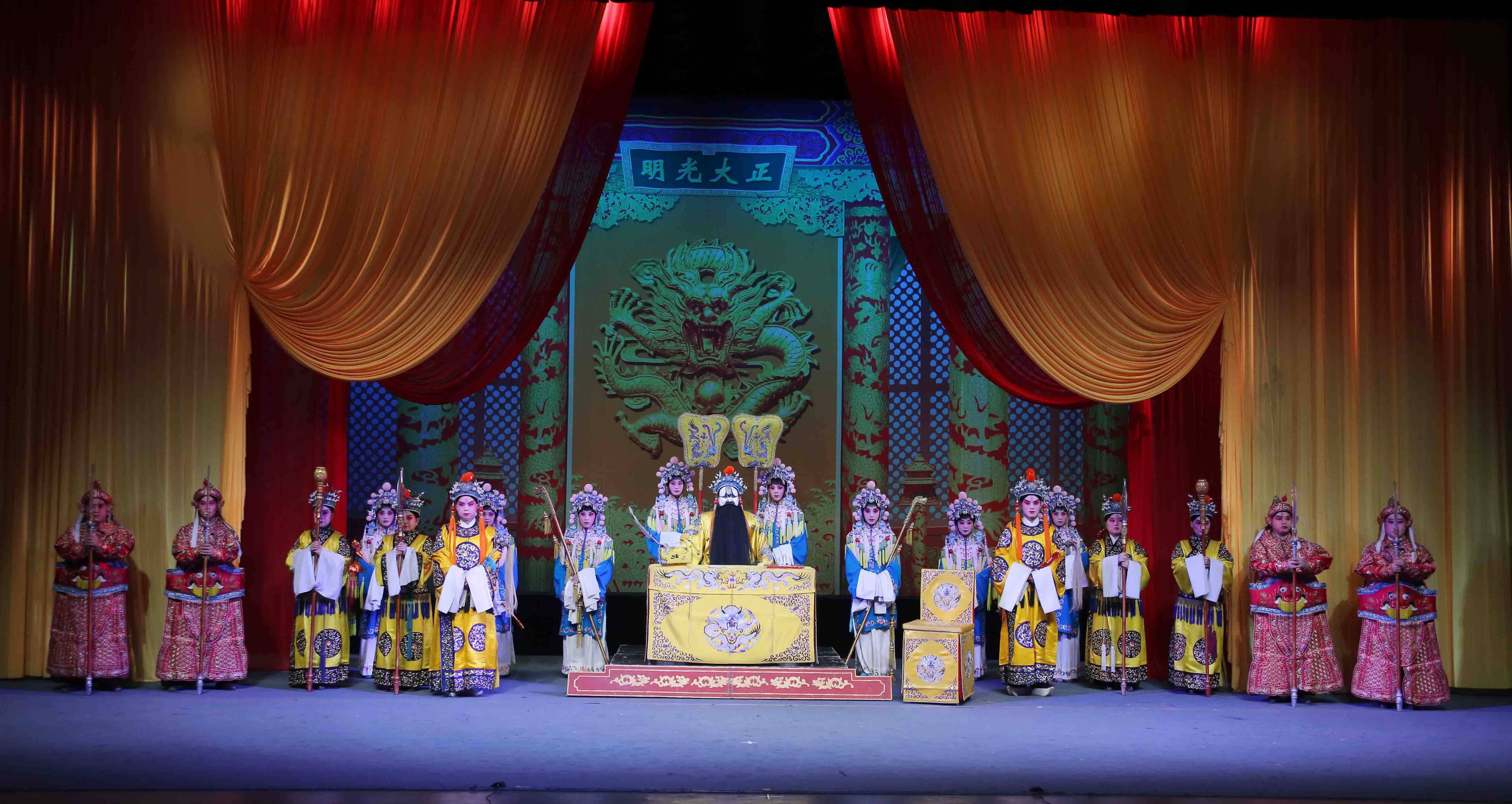 场演出由长治市上党梆子剧团展演的传统剧目《黄鹤楼》在潞安剧院上演