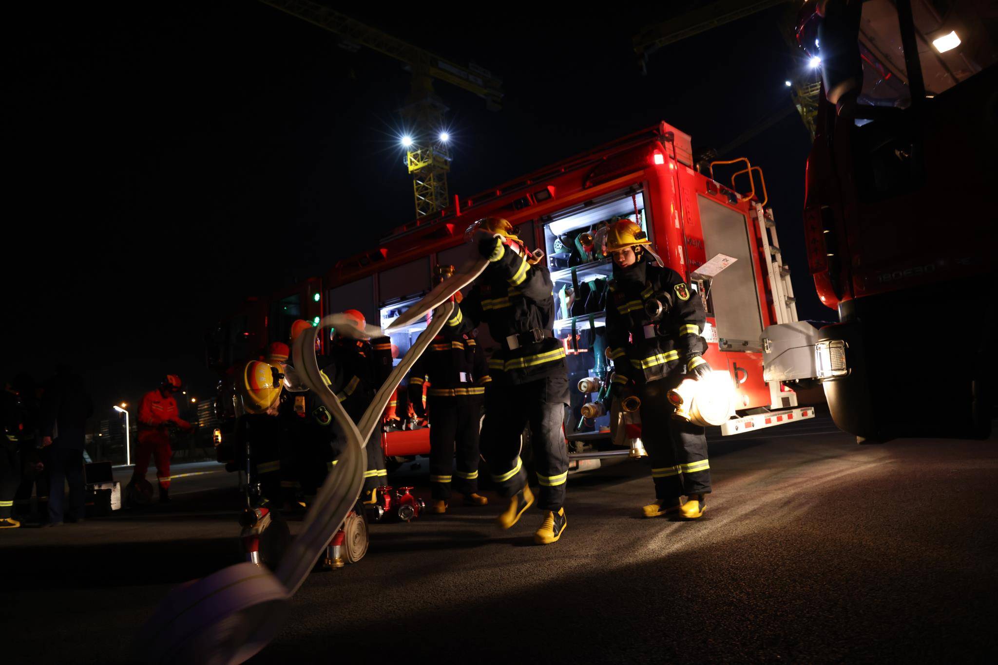 经开区消防救援支队开展夜间拉动演练_人员_灭火_火场