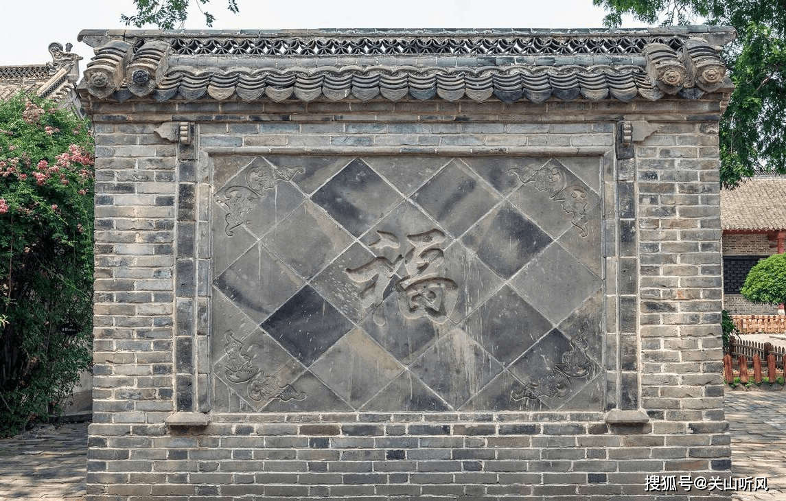 由此可见,所谓门前放的"三块石头",并不是指"泰山石敢当",石狮,影壁