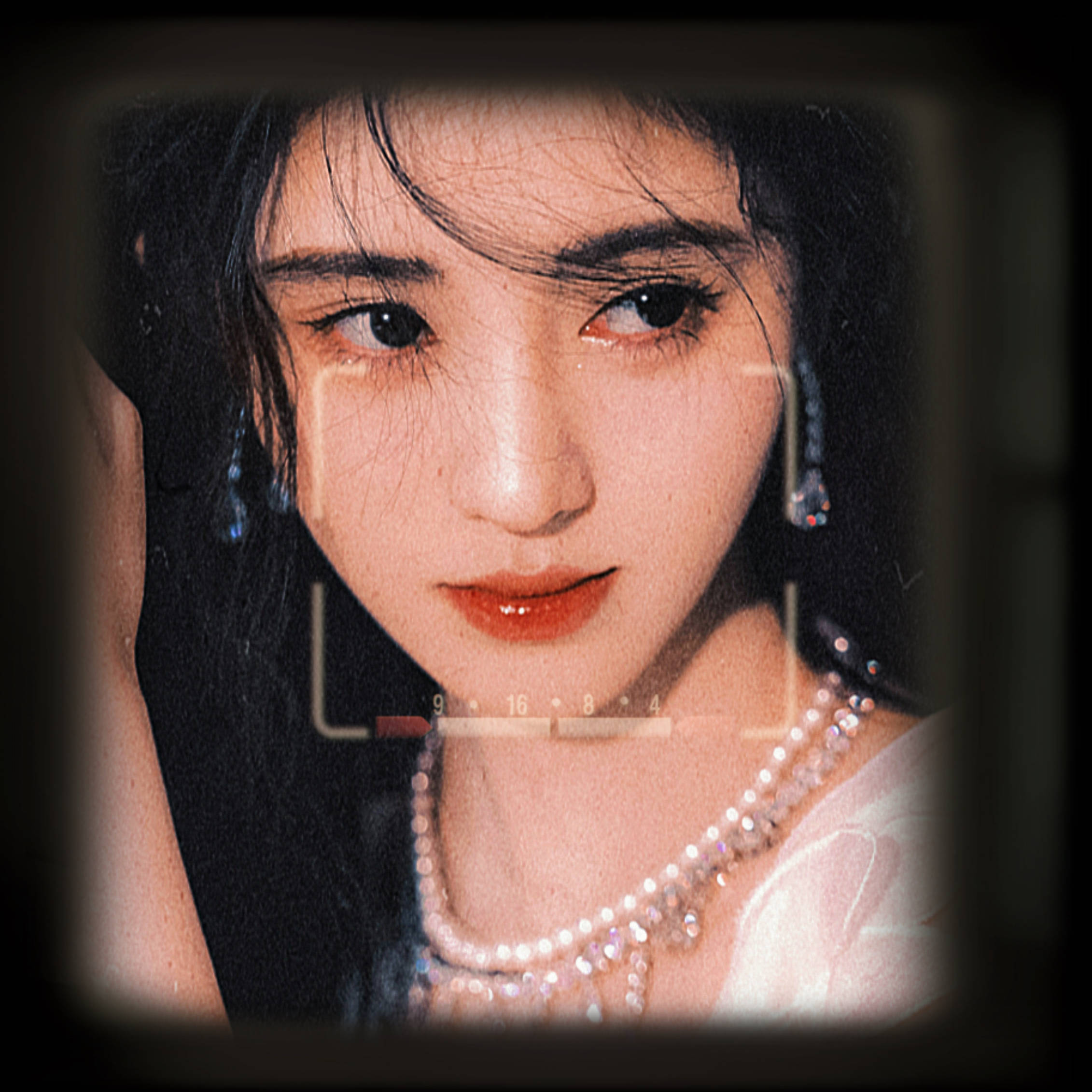 鞠婧祎复古造型眼波流转 皮肤白皙透亮氛围感拉满