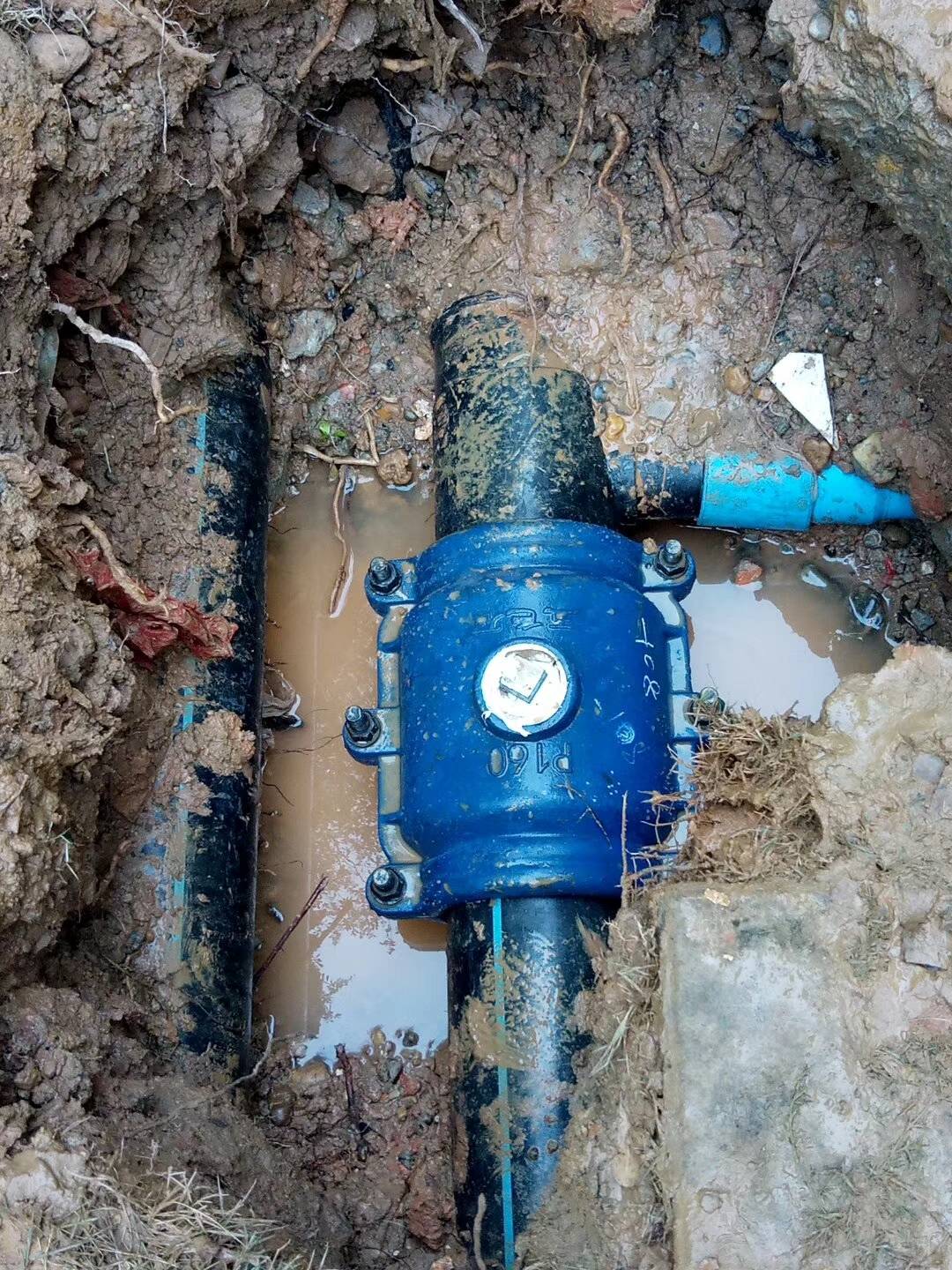 我们管道漏水一天漏水几十吨（有的甚至几百吨）这些水究竟漏到哪里去了？”_搜狐网