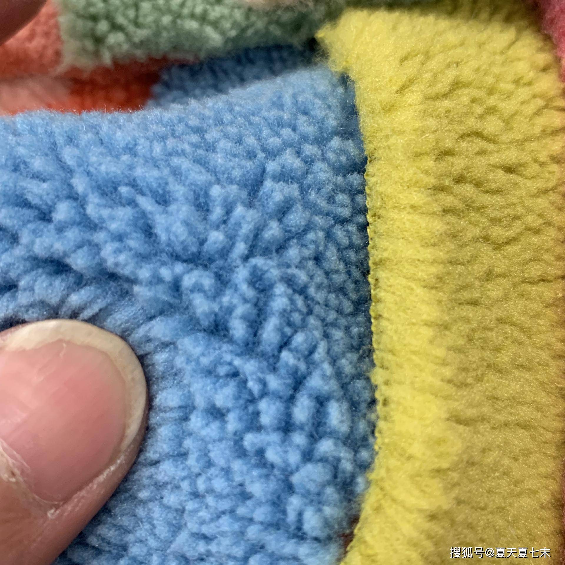 复合夏七末女装搭配讲解颗粒绒与羊羔毛的区别在哪里