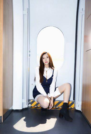 周韦彤拍照片拍到高铁上了,太嗨啦_貂蝉_女神_写真