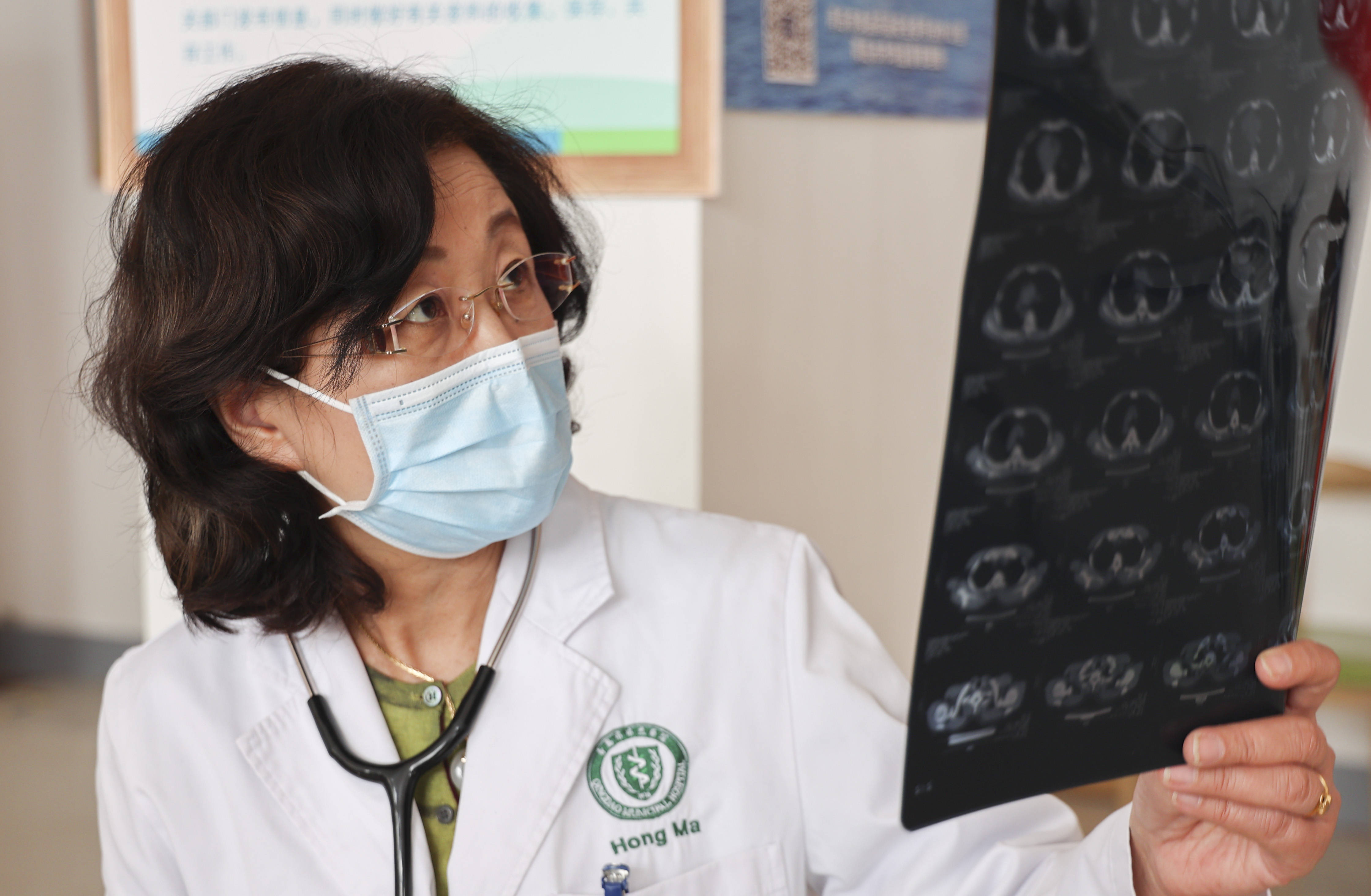 青岛市立医院消化科主任周长宏,心内科主任马红,儿科主任李红,乳腺