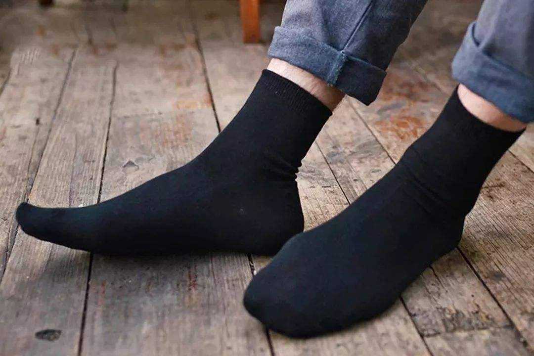 脚臭与舍友发生矛盾,女友赶来打圆场:其实并不是很臭_小丽_宿舍_袜子