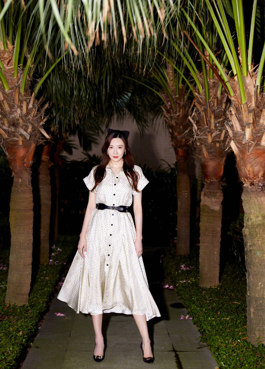 周韦彤蝴蝶衬衣甜酷写真图片