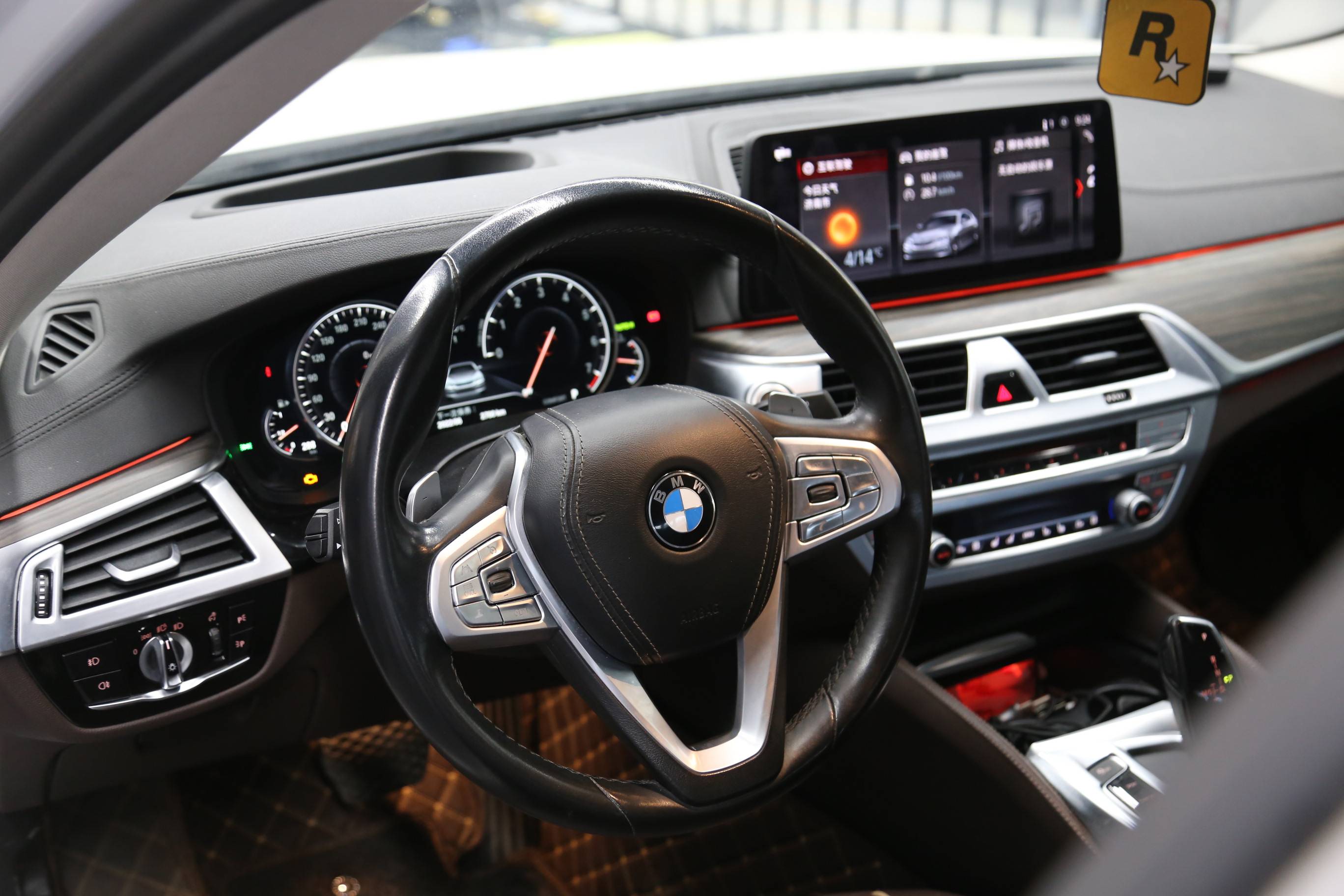 18款宝马五系原车id6系统升级id7系统运动方向盘