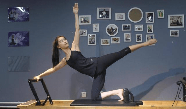 原创40岁阿姨热爱健身身材曲线妩媚动人坦言运动是关键