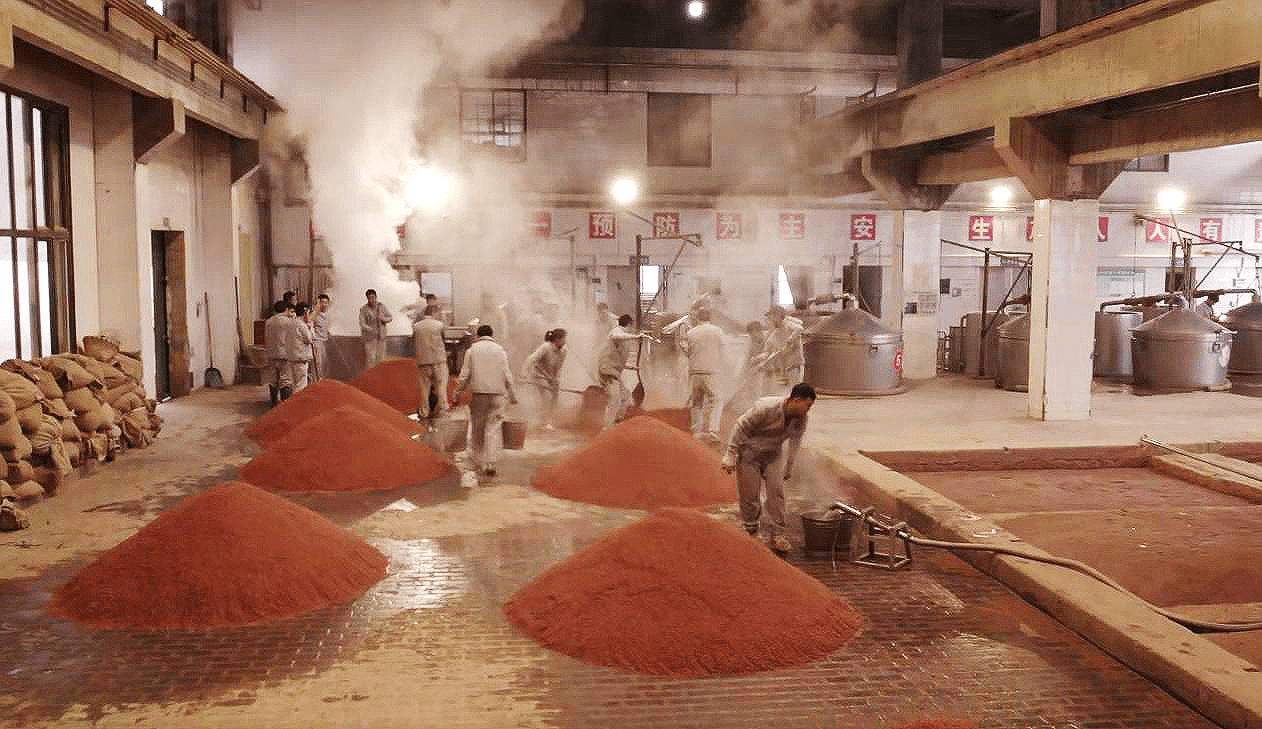 另外,正宗的东方国宾酱酒在酿造时要经过8次窖坑发酵,每次发酵时间长