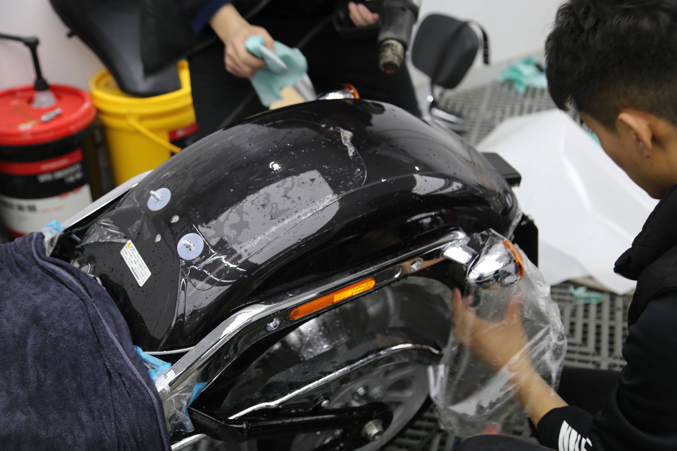 两台哈雷肥仔摩托车同时装贴xpel隐形车衣汽车保护膜