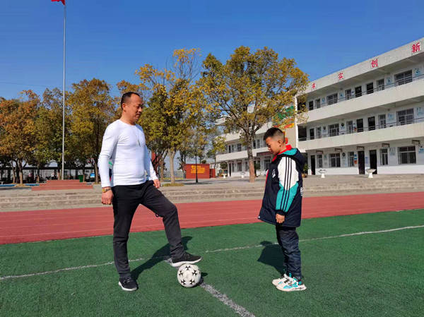 湖北钟祥市长滩镇金星小学党员教师结对帮扶情暖留守儿童