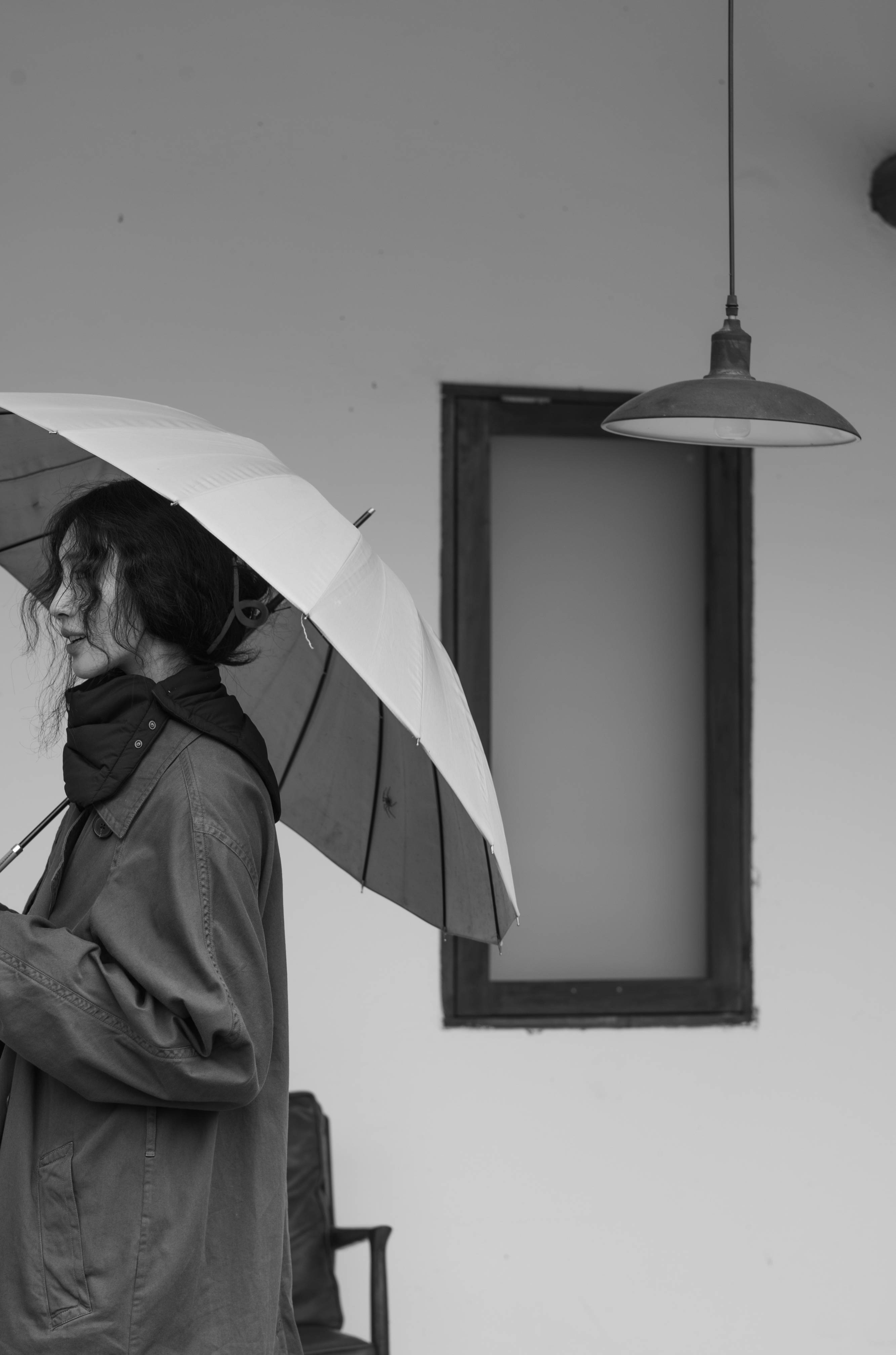 王紫璇晒黑白氛围感大片故事感满满被赞有趣的灵魂