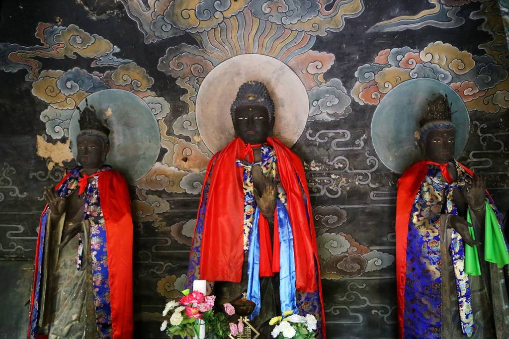 绵山证果寺有十二尊肉身佛像