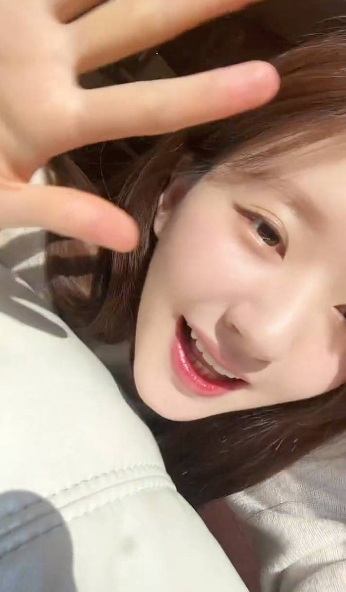 赵露思晒怼脸自拍好美好可爱