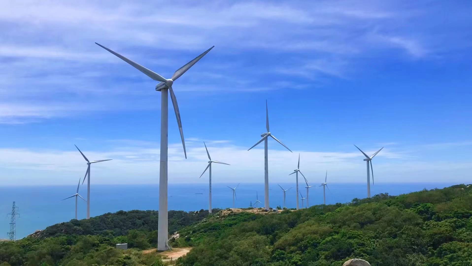 南澳是中国最大的风力发电场之一,有"亚洲第一岛屿风电场"的美称,迤逦