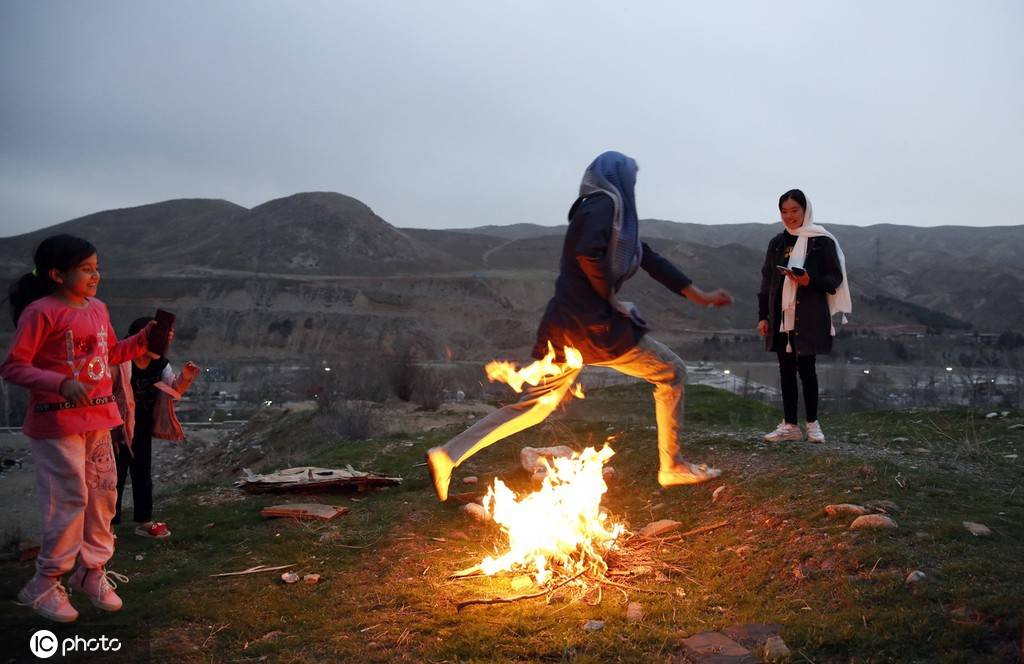 伊朗庆祝波斯新年民众跨火放飞天灯