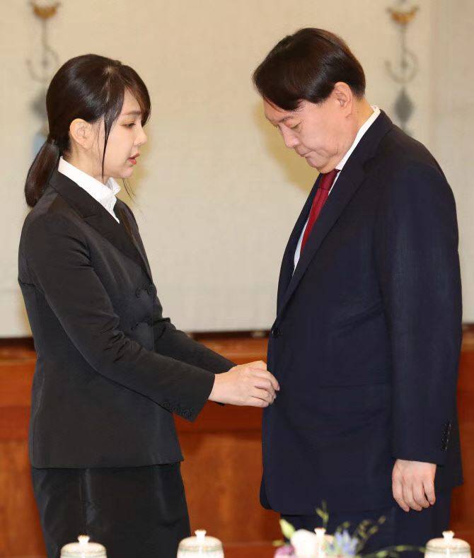 大气 韩国新总统夫人公开露脸！女团脸太惊艳，难以置信50岁