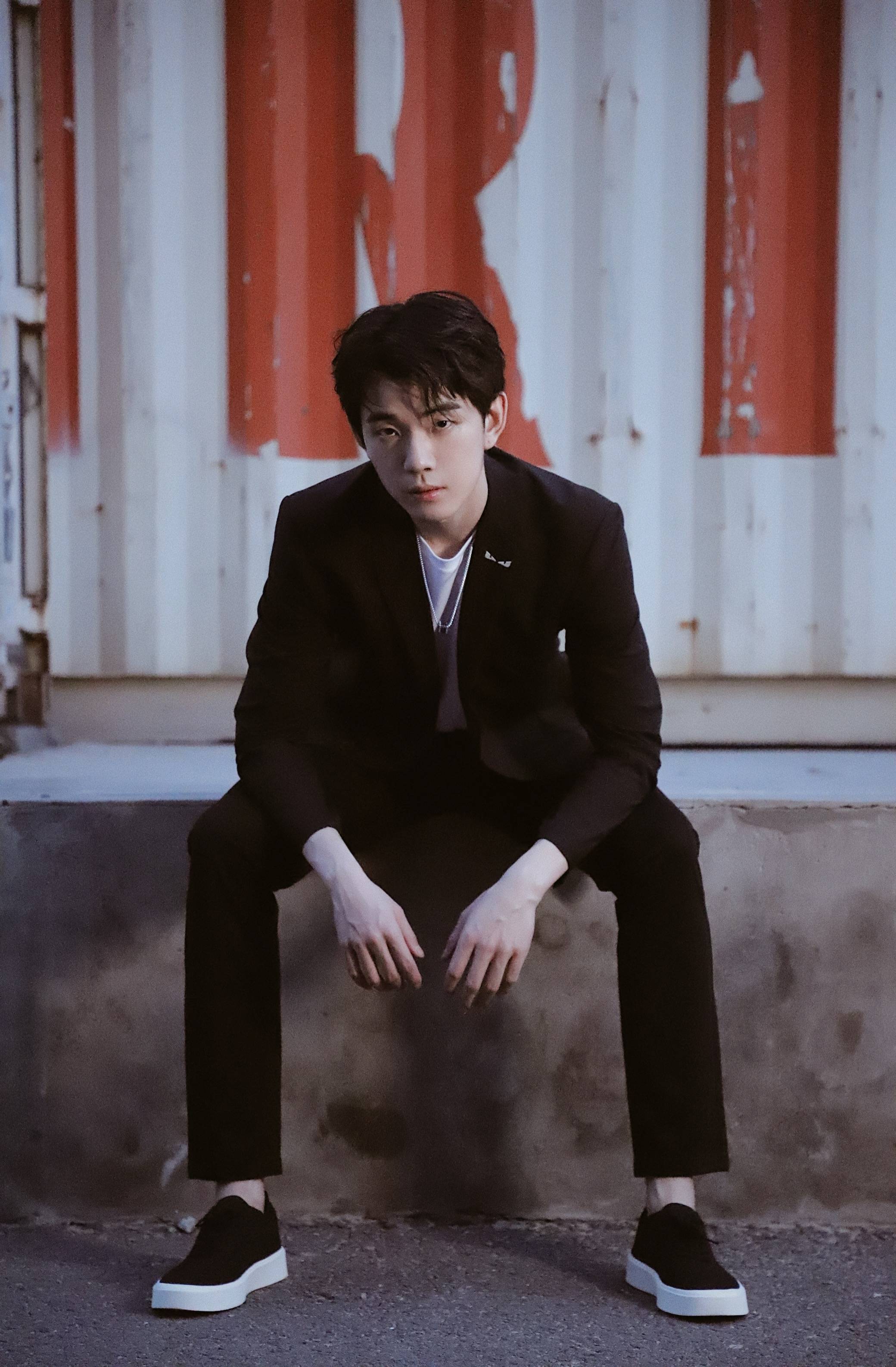 吴飞演绎色彩风格大片尽情展现高冷气质